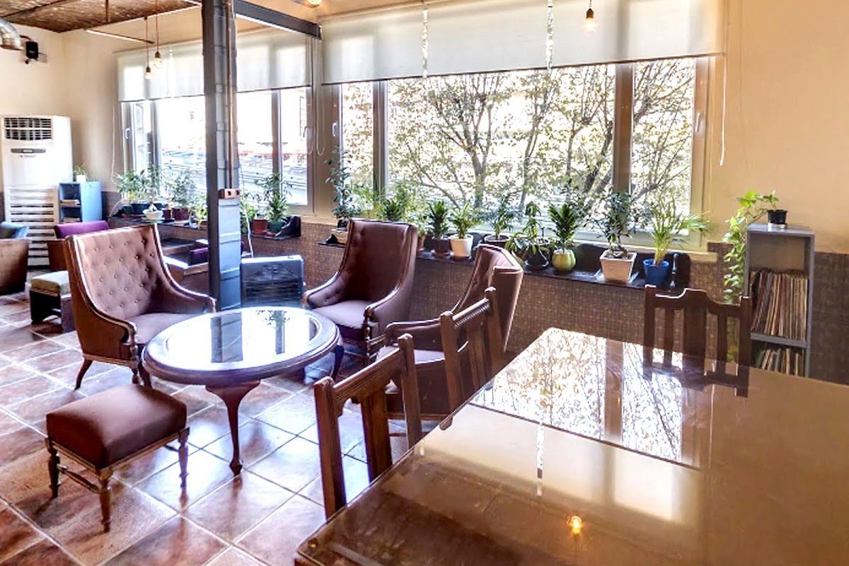 فضای کافه Nazdik Cafe