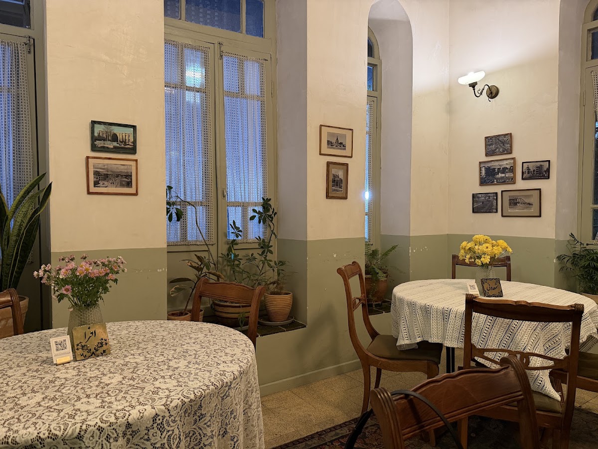 فضای کافه Cafe Tehroon